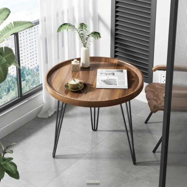 Ban công nhỏ cạnh cửa sổ có bàn tròn, ghế ngồi và cây xanh