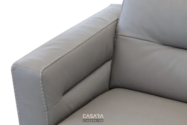 Góc nhìn cận cảnh tay ghế sofa da màu xám hiện đại, sang trọng.
