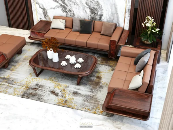 Phòng khách hiện đại với sofa da màu nâu đỏ, bàn trà gỗ và thảm họa tiết tinh tế.