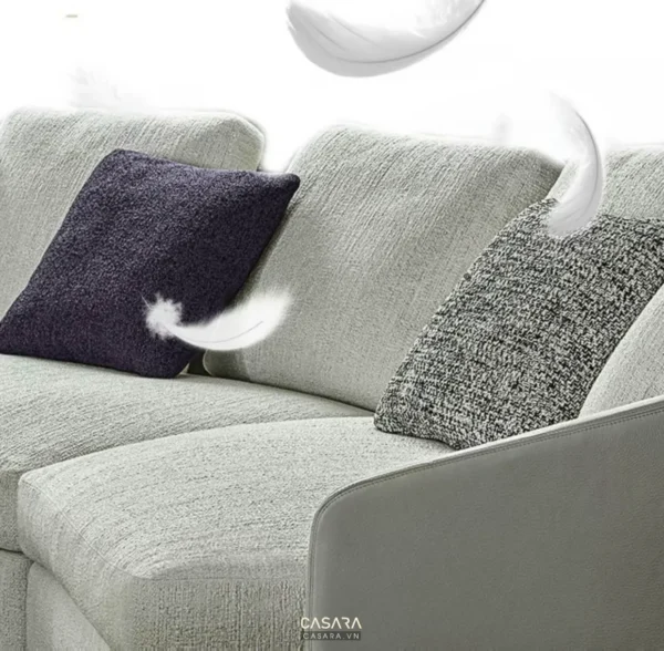 Ghế sofa hiện đại với nhiều chiếc gối trang trí.