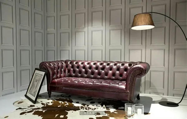 Phòng khách sang trọng với ghế sofa da burgundy.