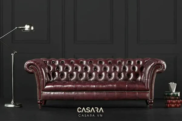 Ghế da kiểu Chester cao cấp trên tường tối màu.