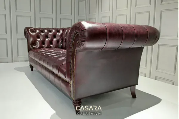 Ghế sofa da màu đỏ đậm kiểu Anh cổ điển.
