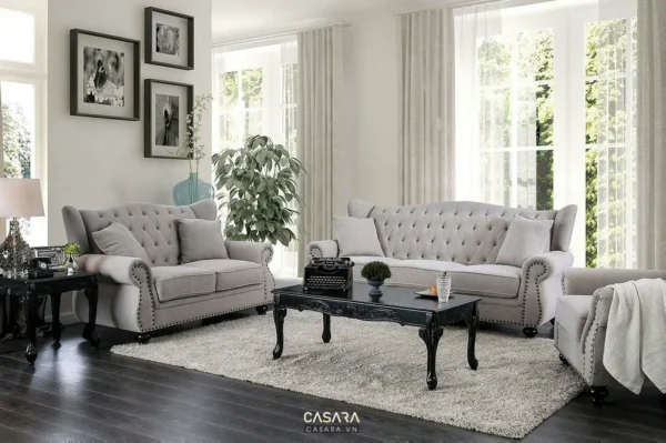 Phòng khách trang trọng với bộ sofa và bàn trà.
