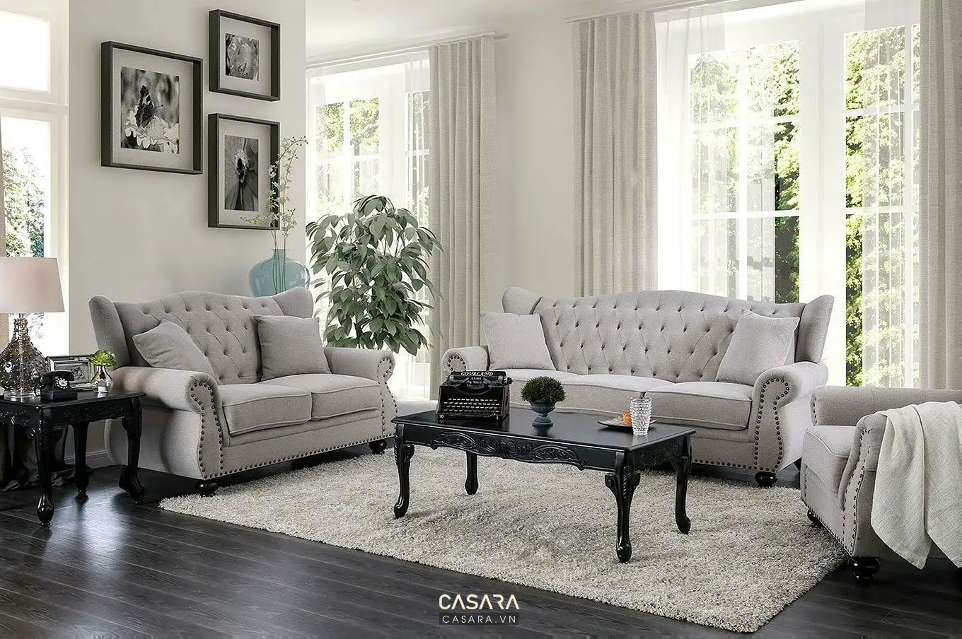 phòng khách nhỏ phối màu sáng với sofa chữ I tường trắng kem và kệ tivi treo