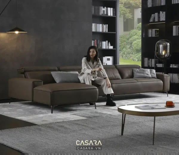 Cô gái trẻ thư giãn trên bộ sofa hiện đại, sang trọng.