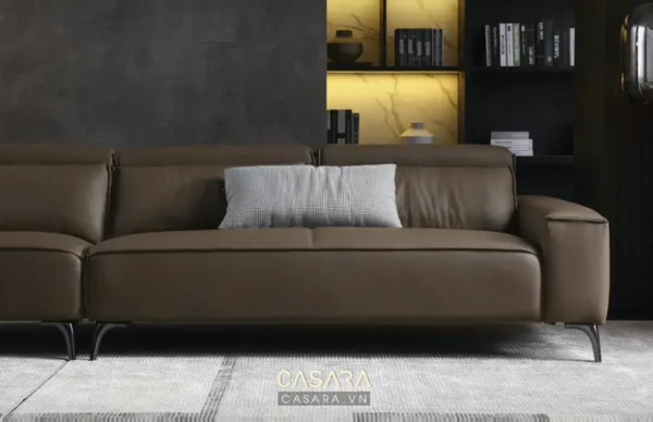 Phòng khách hiện đại với ghế sofa da nâu sang trọng, tinh tế.