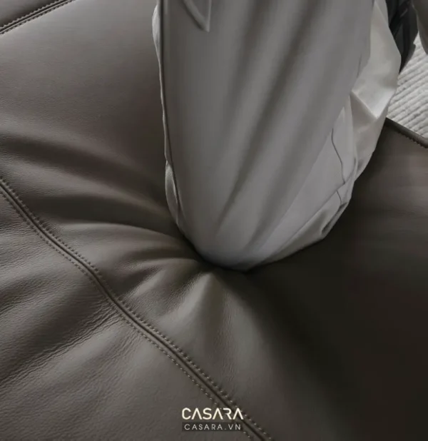 Góc cận cảnh chiếc ghế sofa da màu đen sang trọng, hiện đại.