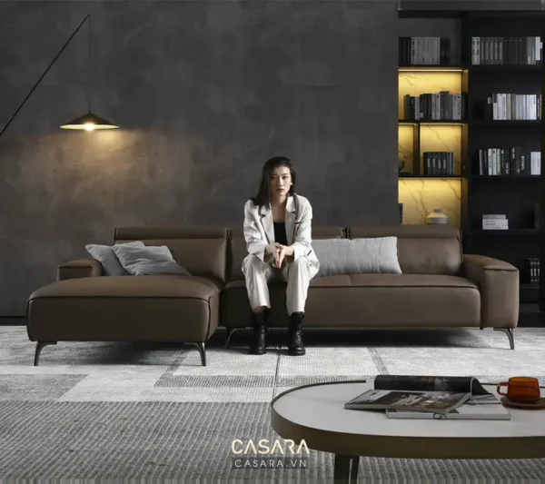 Phòng khách hiện đại với ghế sofa góc và cô gái ngồi thư giãn.