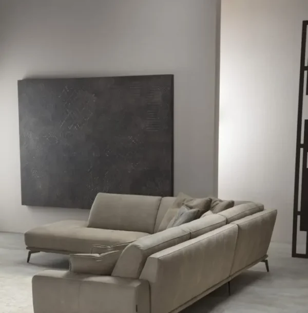 Góc phòng khách hiện đại với ghế sofa dài màu be và tranh trừu tượng.