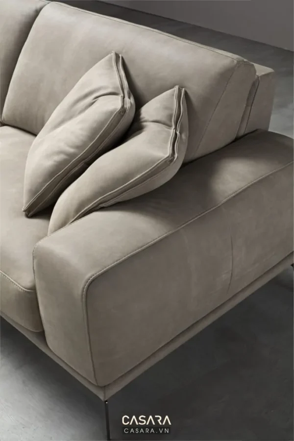 Ghế sofa màu be hiện đại, êm ái với nhiều gối tựa lưng.