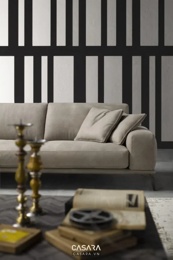 Phòng khách hiện đại với sofa màu be và bức tường sọc đen trắng.