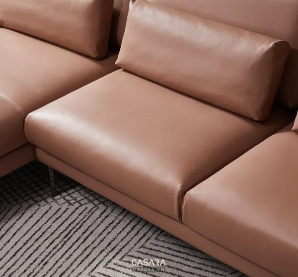 Góc sofa da màu hồng đào mềm mại, thiết kế hiện đại tối giản.