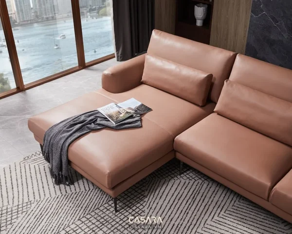 Ghế sofa da màu cam nhạt hiện đại, góc nhìn từ phòng khách hướng sông.