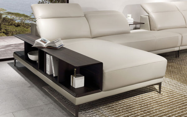 Ghế sofa da hiện đại, thiết kế thư giãn với kệ bên hông tiện lợi.