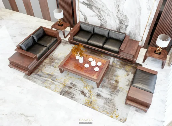 Bộ sofa gỗ và da đen sang trọng trong phòng khách hiện đại.