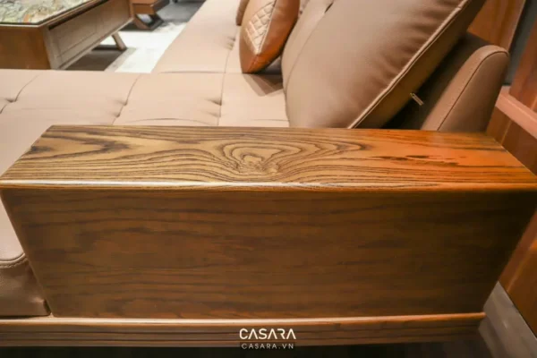 Góc phòng khách ấm cúng với ghế sofa và bàn gỗ tự nhiên.