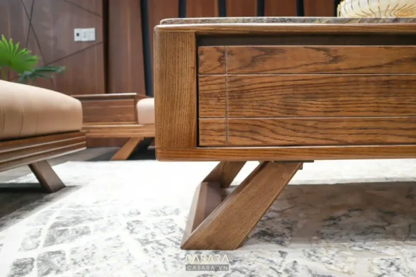 Bộ sofa gỗ và đệm da màu be hiện đại, sang trọng.