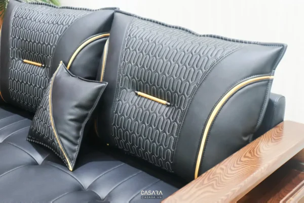 Bộ gối tựa lưng đen kim tuyến sang trọng trên ghế sofa gỗ.