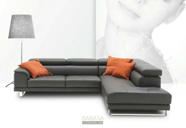 Phòng khách hiện đại với ghế sofa góc màu xám và gối cam.