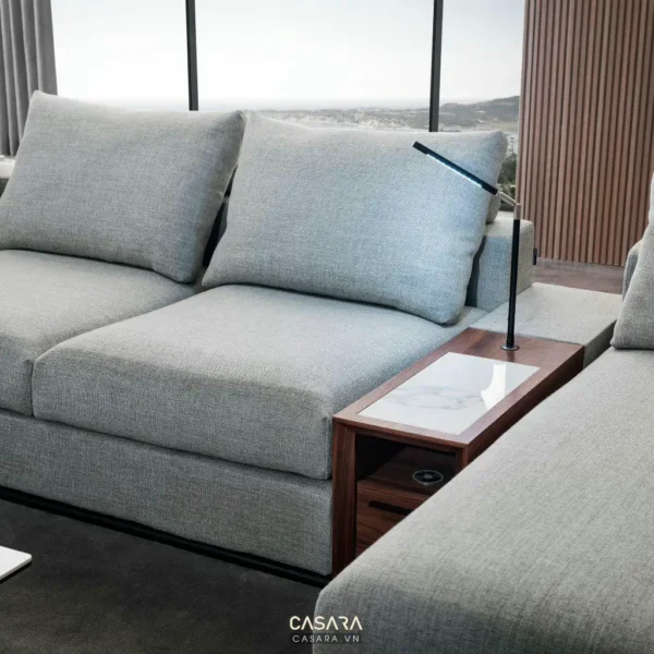 Bàn trà cạnh ghế sofa hiện đại.
