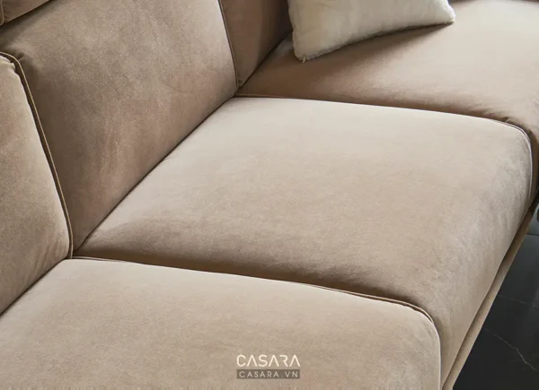Ghế sofa bọc vải nhung màu be.