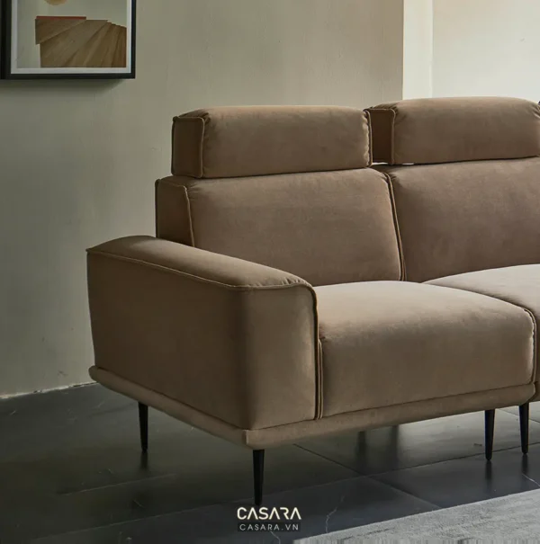 Ghế sofa màu nâu sang trọng trong phòng khách.