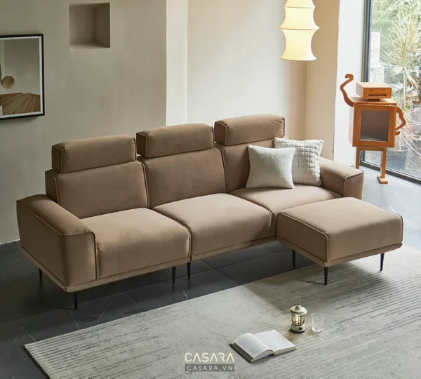 Bàn ghế sofa góc màu be sang trọng trong phòng khách hiện đại.