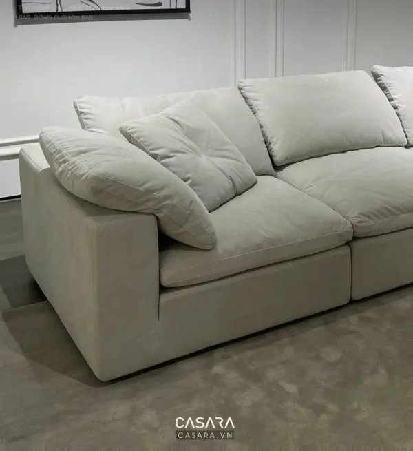 Ghế sofa màu be hiện đại, thiết kế tối giản.