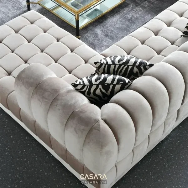 Ghế sofa nhung trắng tinh tế, kiểu dáng độc đáo, sang trọng.