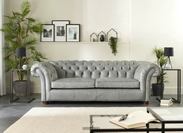 Phòng khách hiện đại với ghế sofa kiểu Chesterfield.