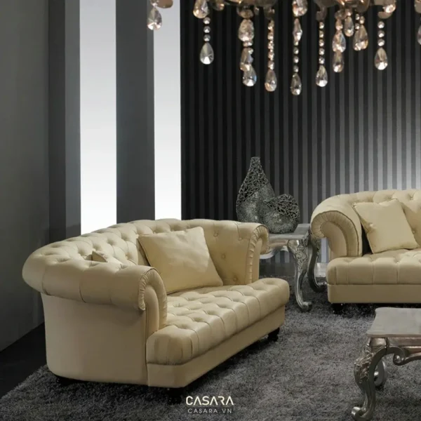 Phòng khách sang trọng với sofa kem và đèn chùm pha lê