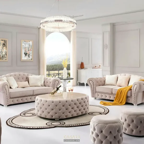 Phòng khách sang trọng với đồ nội thất bọc nhung.