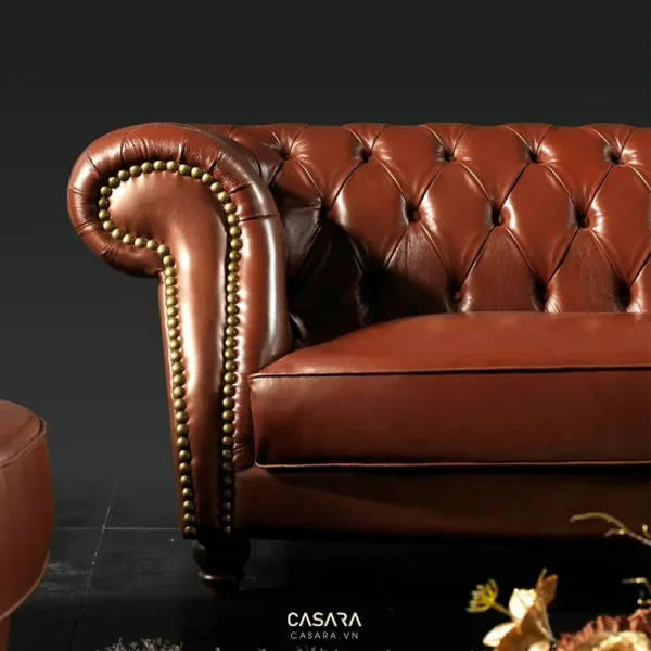 Ghế sofa da nâu cổ điển với thiết kế nút đệm tinh tế