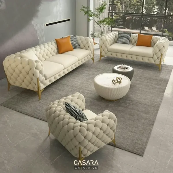 Bàn ghế sofa trắng sang trọng trong phòng khách.