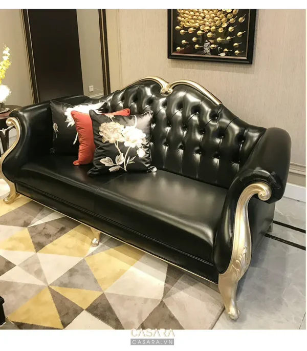 Ghế sofa đen sang trọng với chi tiết đinh tán và chân gỗ mạ vàng