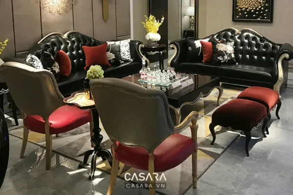 Phòng khách sang trọng với sofa đen, ghế đỏ và bàn trang trí tinh tế