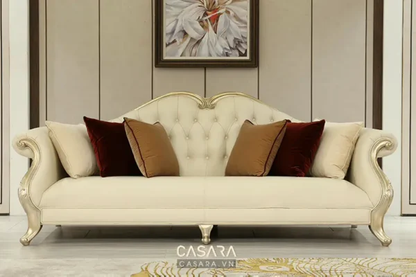 Ghế sofa màu kem sang trọng với họa tiết tinh tế và gối màu đỏ nâu