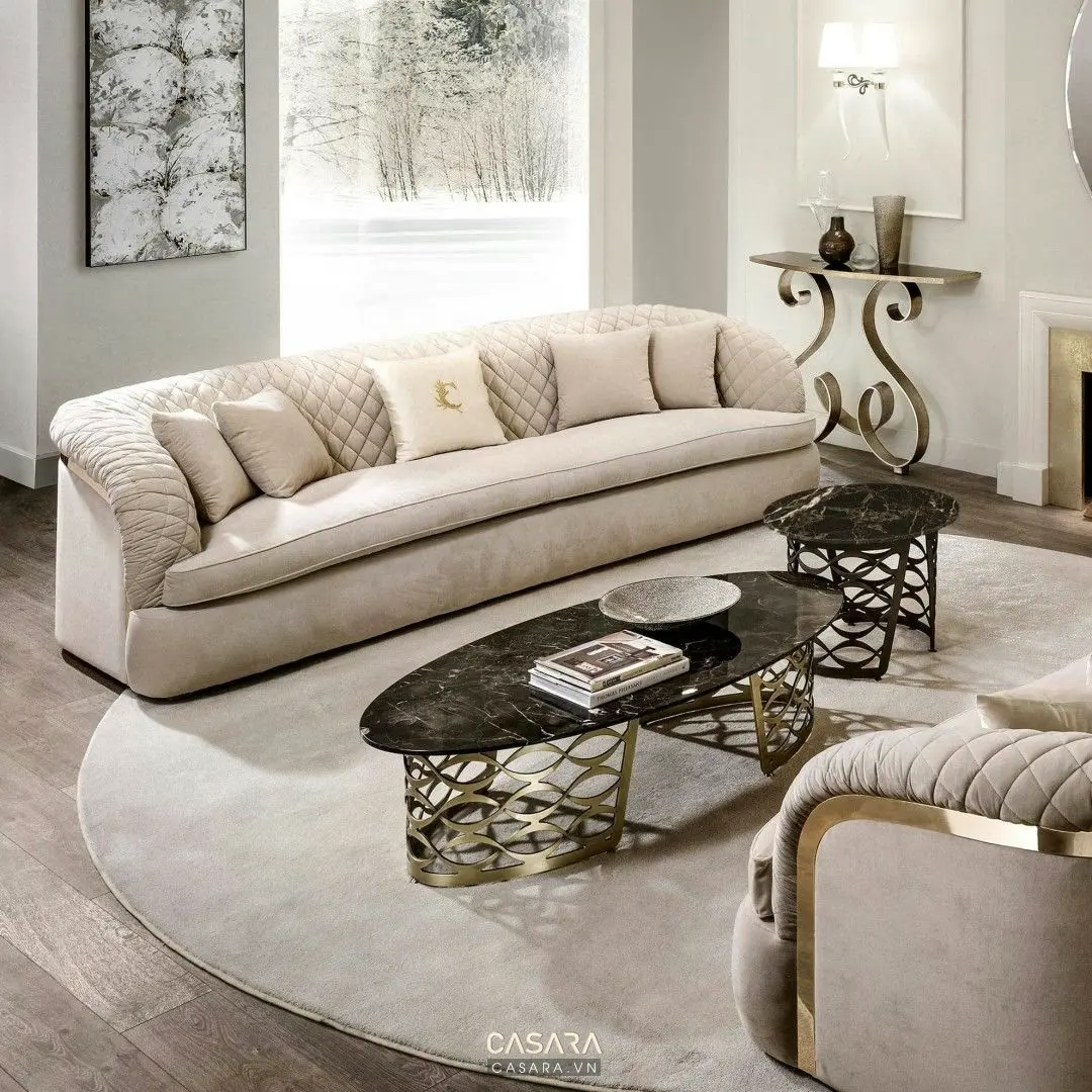 Phòng khách tân cổ điển với sofa, bàn trà và đèn tường, minh họa khoảng thở cần giữ quanh vách ngăn.