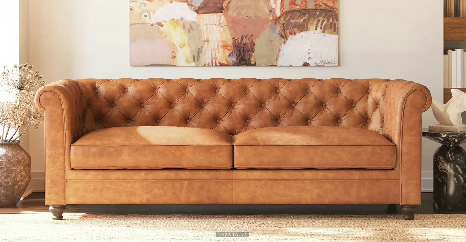 Sofa da tân cổ điển màu nâu cam với dáng Chesterfield dùng làm điểm nhấn phòng khách
