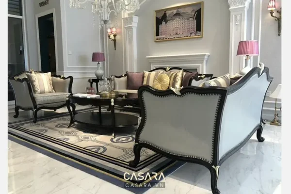 Phòng khách sang trọng với nội thất cổ điển và đèn chùm lấp lánh