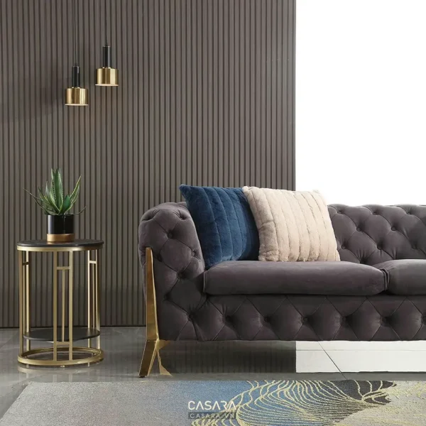 Phòng khách sang trọng với sofa bọc nhung và đồ trang trí hiện đại.