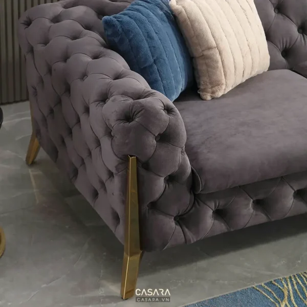 Ghế sofa bọc vải tím đậm, thiết kế cầu kỳ.