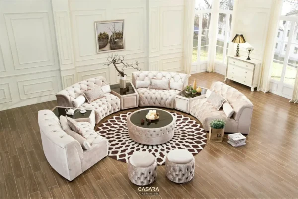 Phòng khách sang trọng với sofa trắng hình vòng cung và thảm họa tiết độc đáo