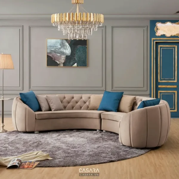 Phòng khách sang trọng với bộ sofa bọc nhung.