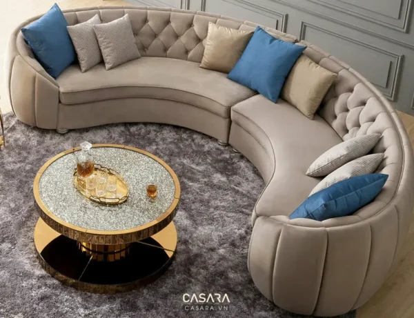 Bàn ghế sofa bọc nhung màu be sang trọng.