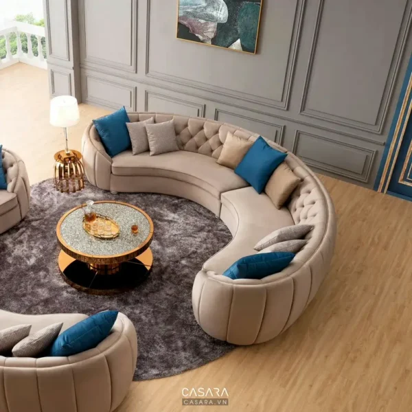 Phòng khách sang trọng với bộ sofa hình bán nguyệt.