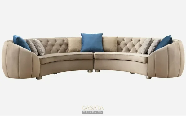 Ghế sofa hình bán nguyệt bọc da màu be.
