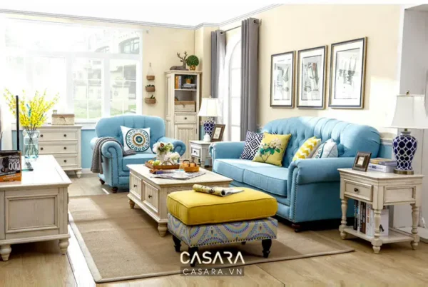 Phòng khách trang nhã với sofa xanh, nội thất gỗ sáng màu.