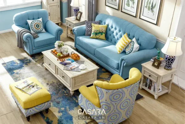 Phòng khách hiện đại với sofa xanh da trời và ghế vàng nổi bật.